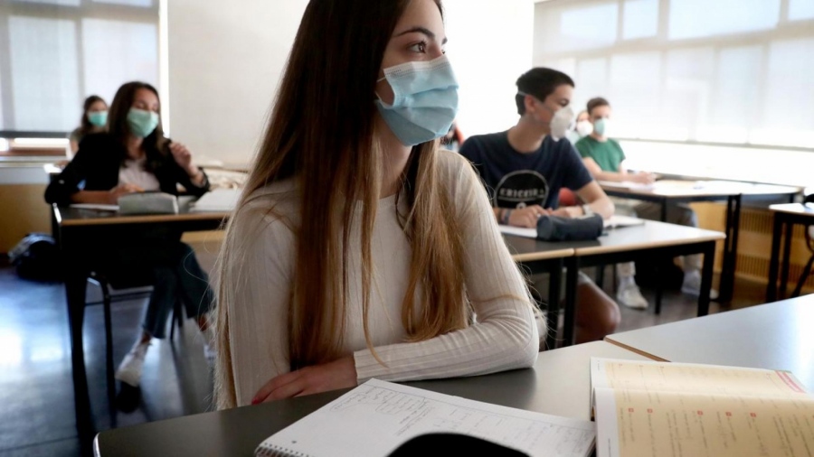 Учениците с маски на изпитите през юни